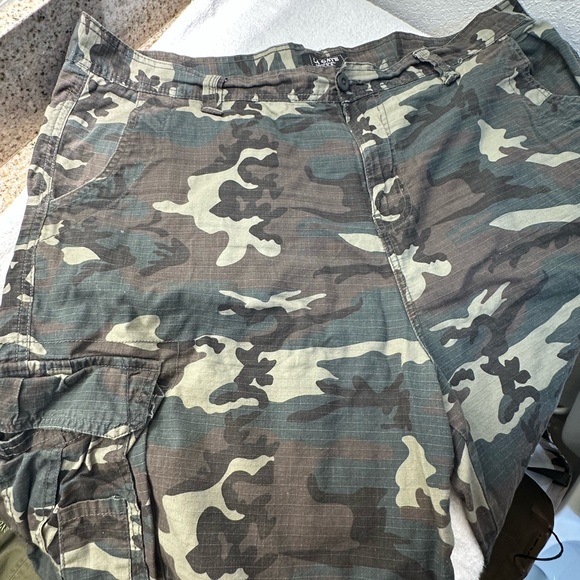 la gate collection Other - LA Gate Men Shorts, size  42 Camouflaged pattern  Cargo Men Shorts Big And Tall